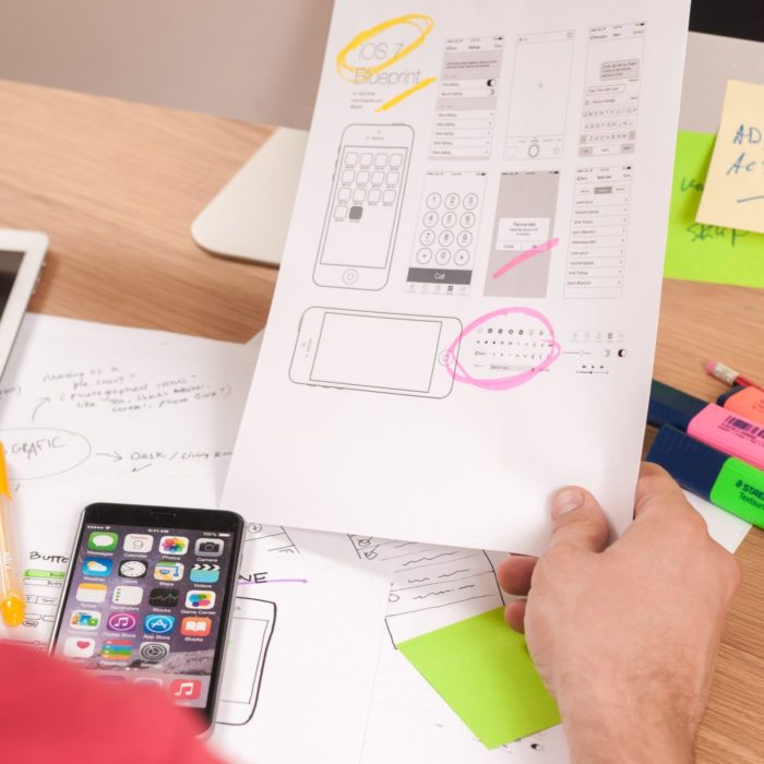 SITIO WEB Y PRESENCIA EN INTERNET 1 iphone desk computer mac mobile apple 723652 pxhere.com scaled